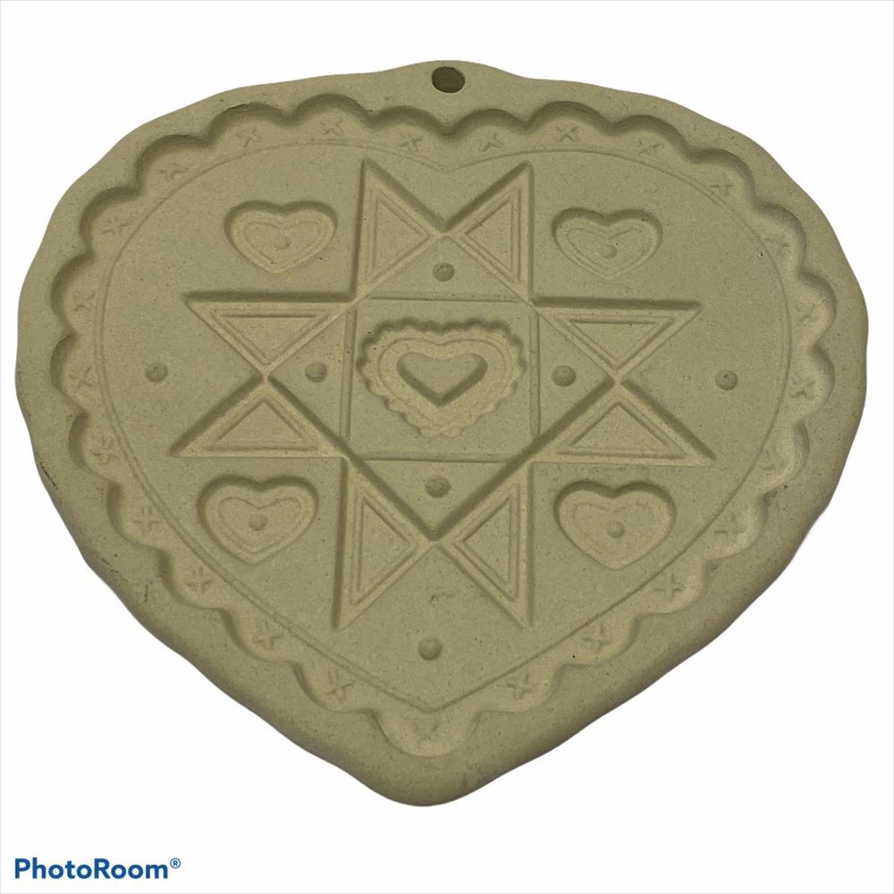 PAMPERED CHEF " HEART" STONEWARE COOKIE MOLD
